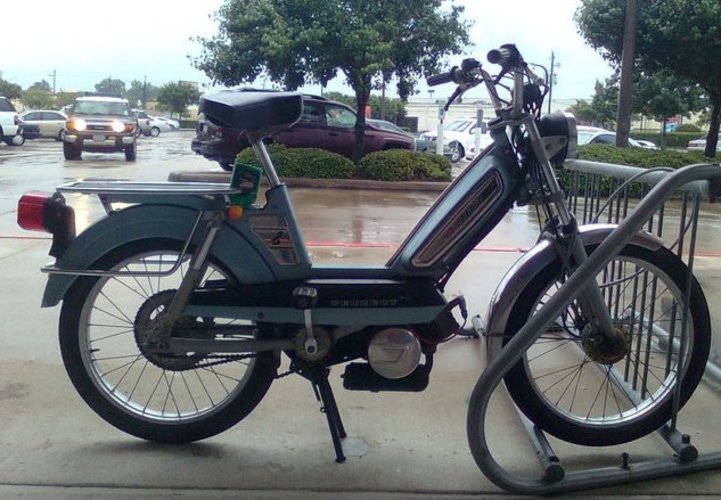 Smurf mobile - 1980 Peugeot 103LVS-U3